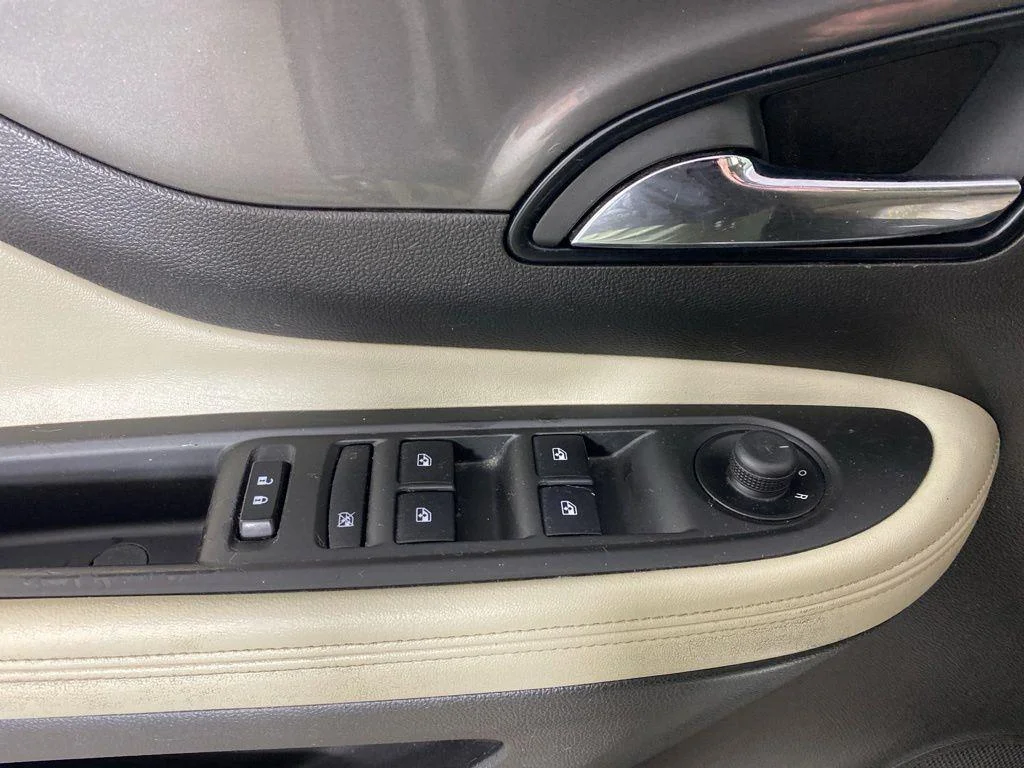 Used 2017 Summit White Buick Essence image 12