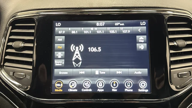 Used 2021 Crystal Metallic Jeep Limited image 30
