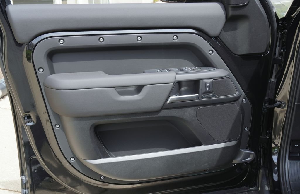 Used 2026 Black Land Rover X-Dynamic SE image 10