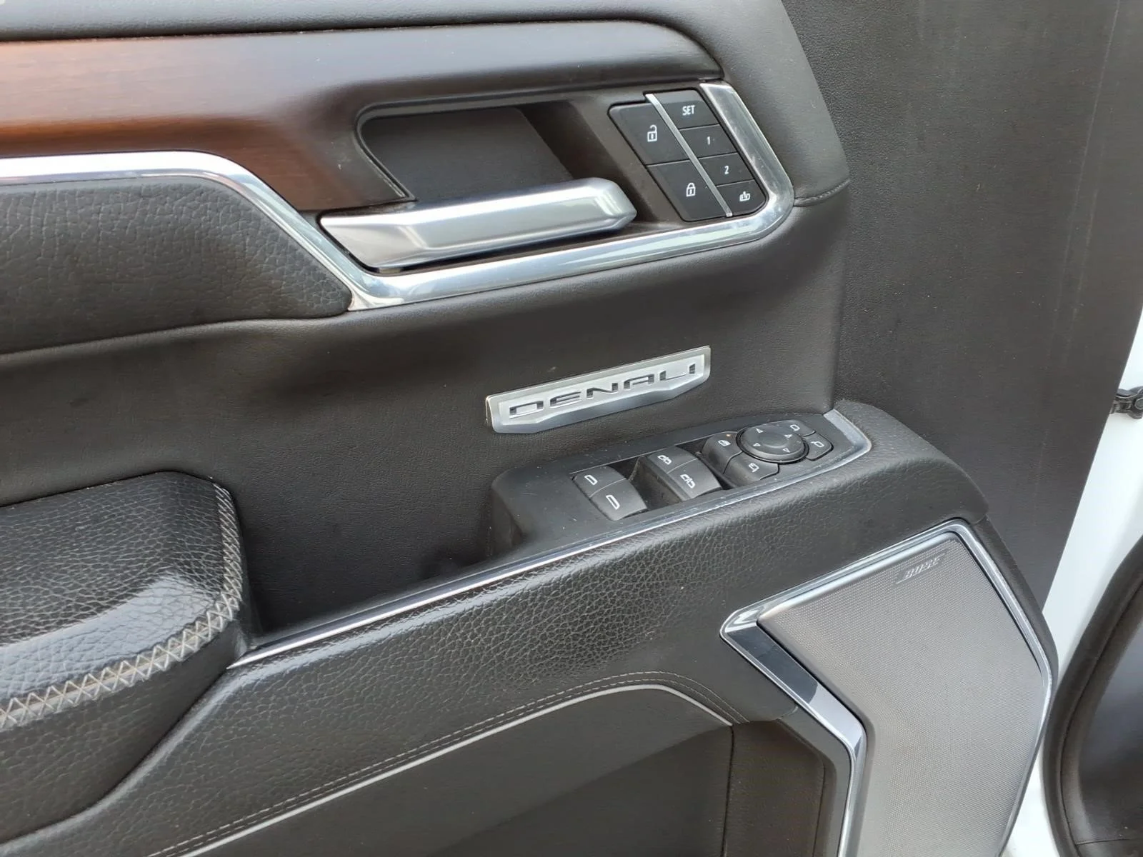Used 2024 White Frost Tricoat G1w GMC Denali image 15