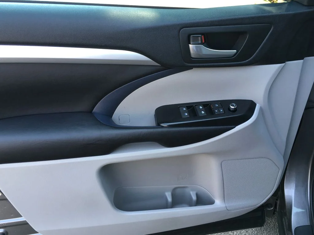 Used 2016 Gray Toyota XLE V6 image 20
