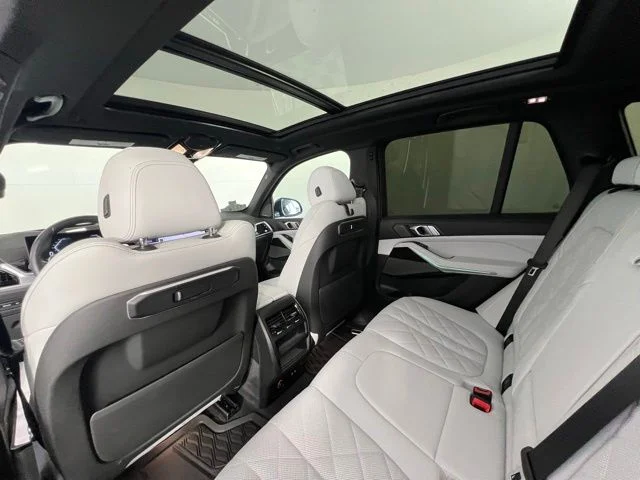 Used 2024 Gray BMW xDrive40i image 14