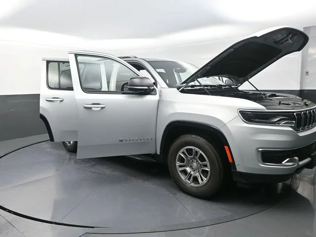 Used 2023 Silver Jeep Base image 30