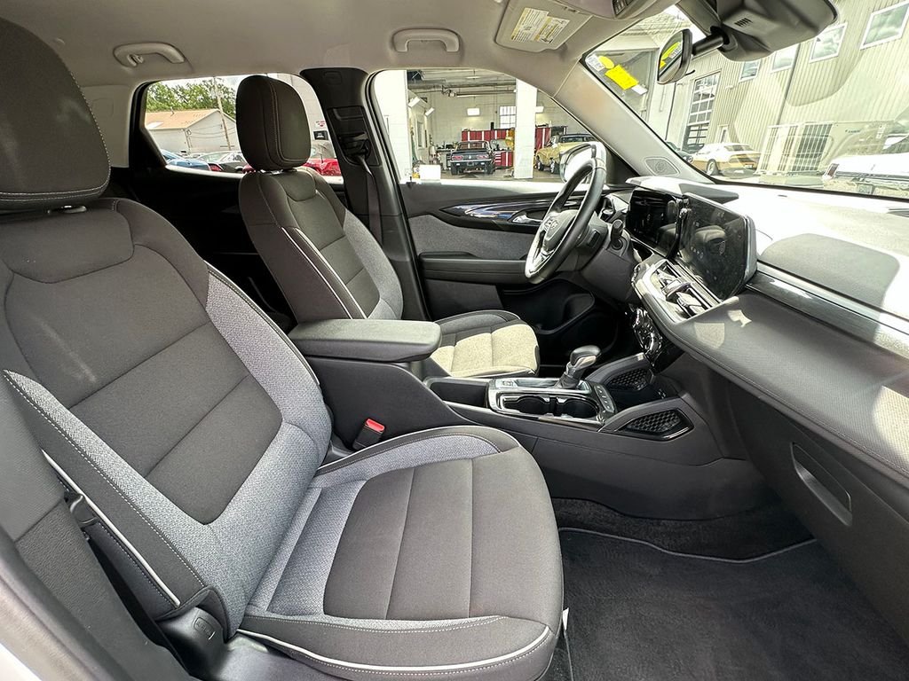 Used 2025 White Chevrolet LT image 25