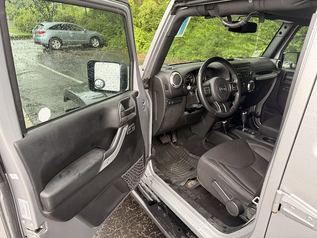 Used 2017 Billet Silver Metallic Clear Coat Jeep Rubicon image 10