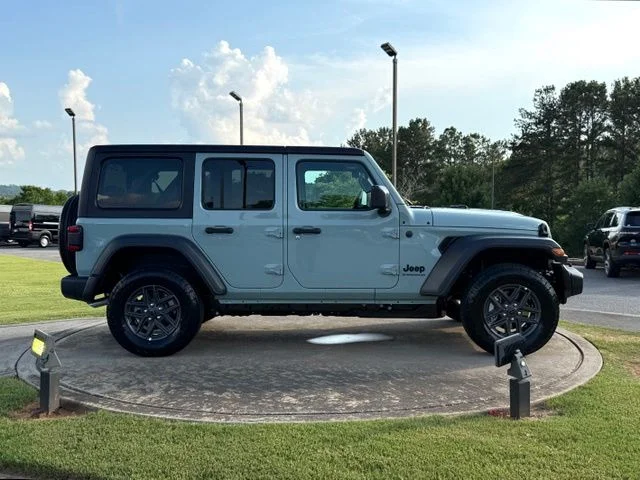 New 2026 Earl Clearcoat Jeep Sport S image 8