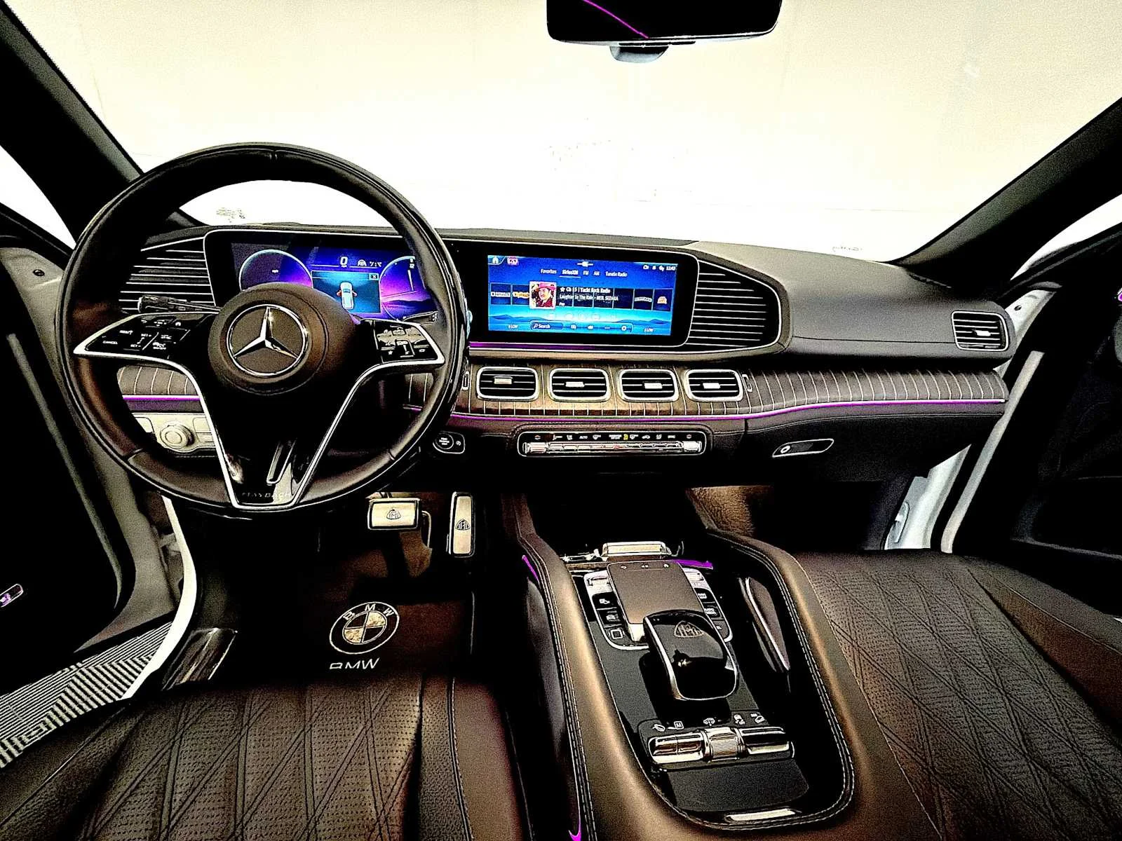 Used 2025 MANUFAKTUR Moonlight White Metallic Mercedes-Benz Maybach GLS 600 image 14
