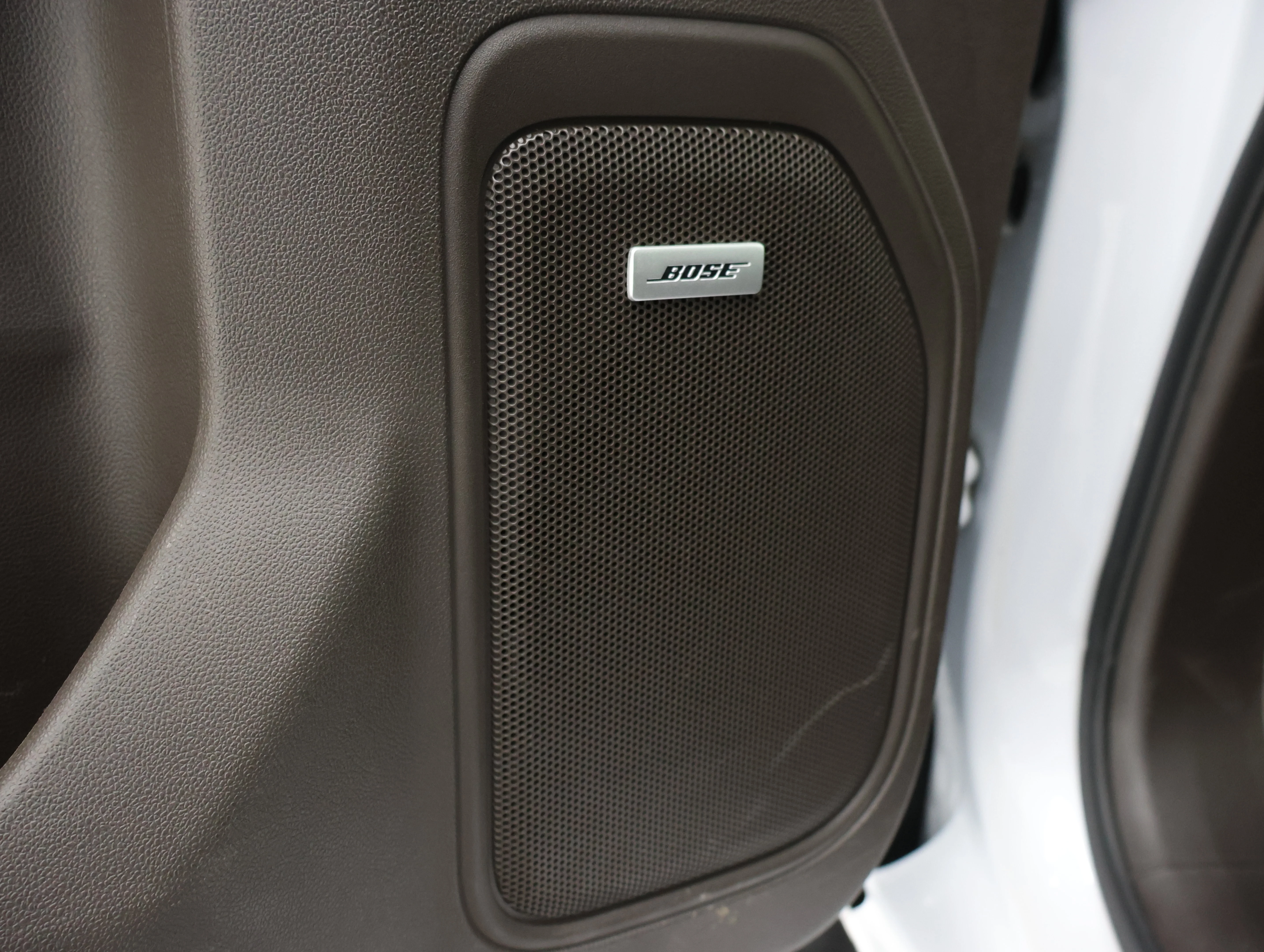 Used 2022 White Frost Tricoat GMC Denali image 53