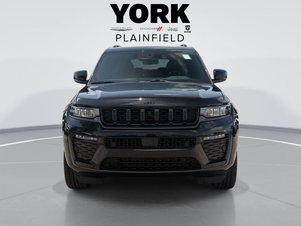 New 2026 Diamond Black Crystal Pearl-Coat Exterior Paint Jeep Limited image 2
