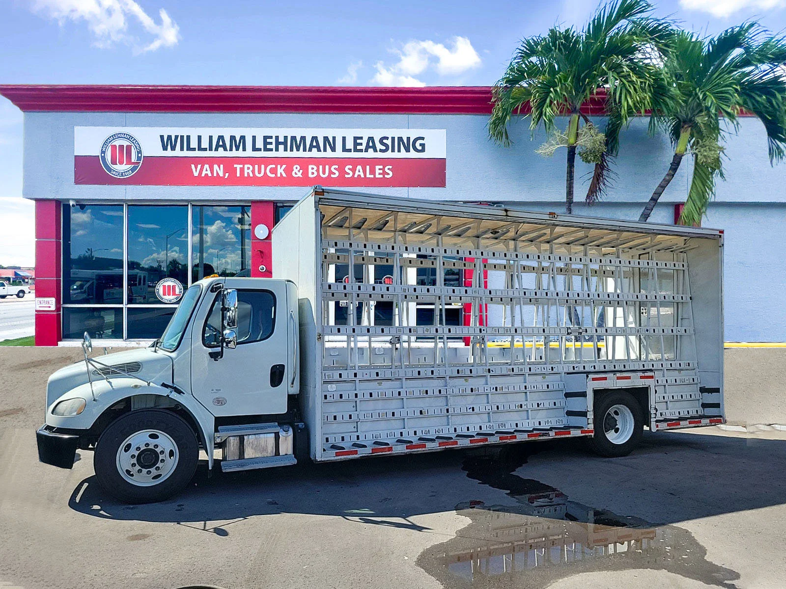 Used 2019 White Freightliner  image 2