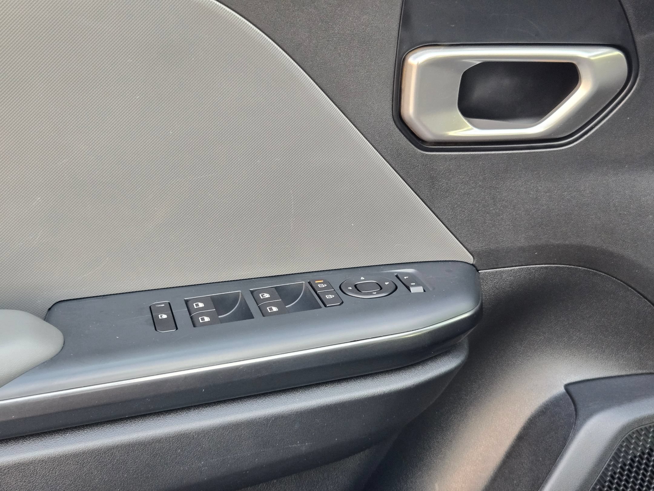 Used 2025 Aurora Black Pearl Kia LXS image 21