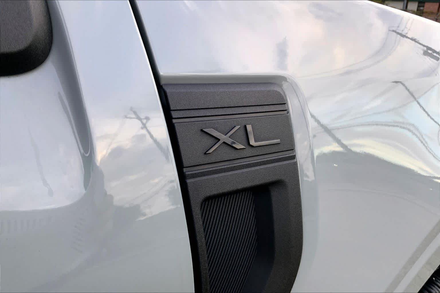 Used 2023 Cactus Gray Ford XL image 10