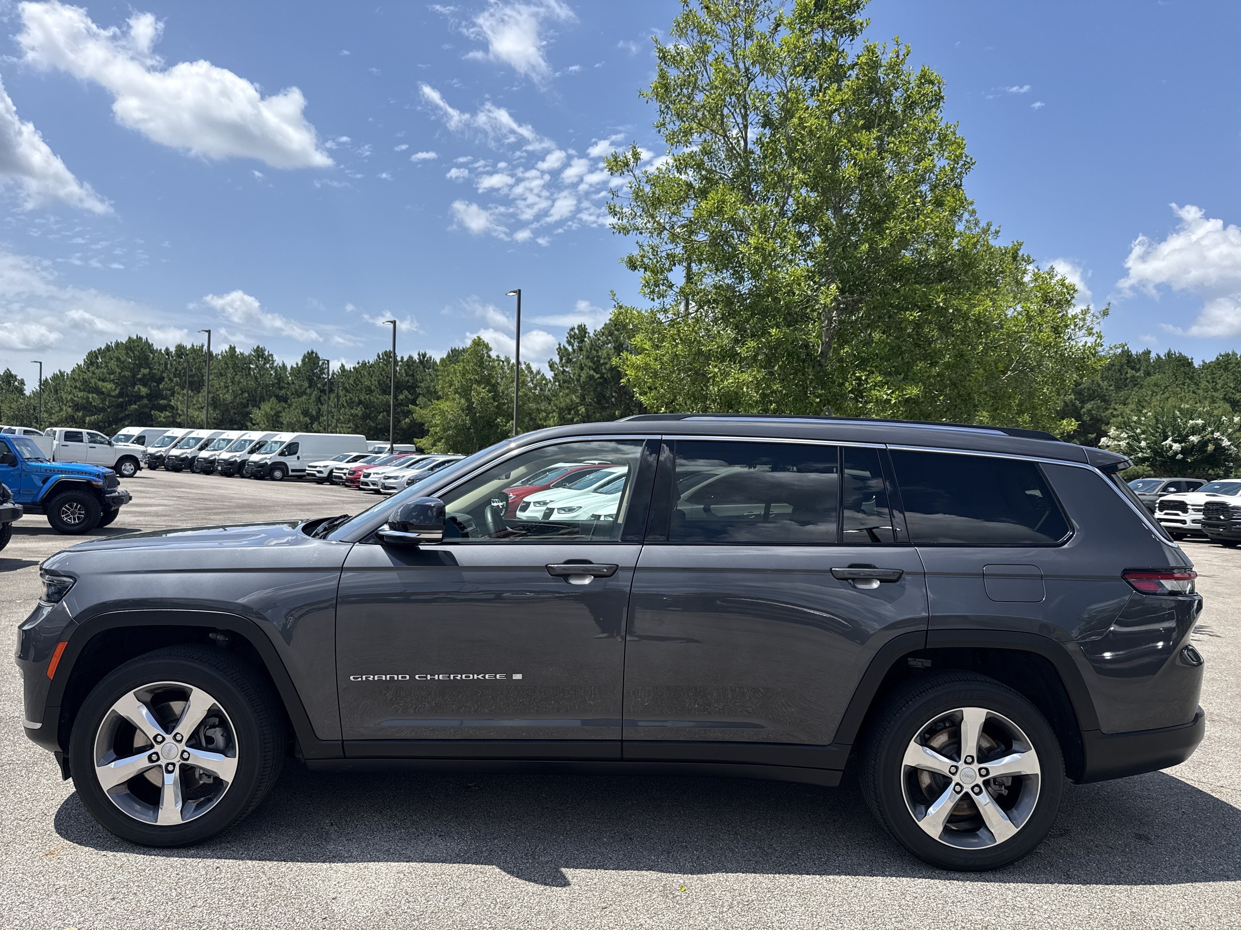Used 2022 Baltic Gray Metallic Clearcoat Jeep Limited image 4