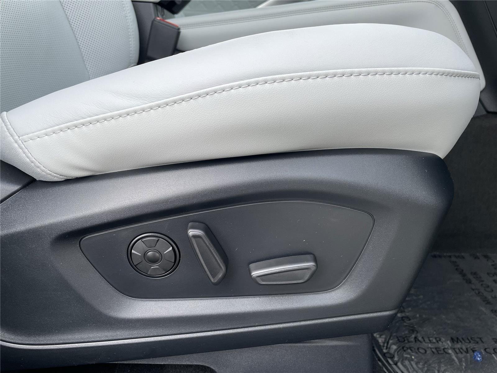 New 2026 Star White Metallic Tri-Coat Ford Platinum™ image 92