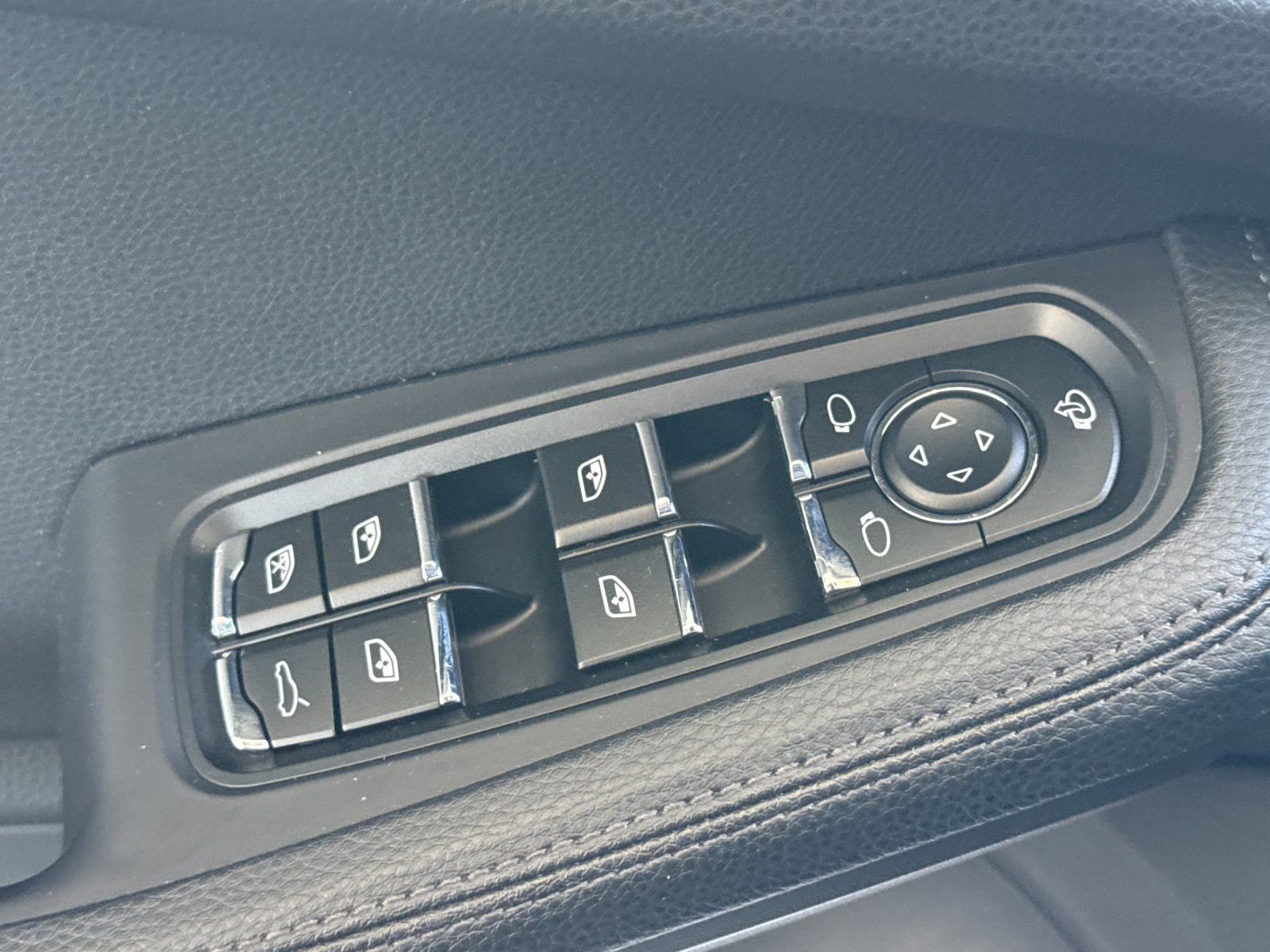 Used 2024  Porsche Base image 11
