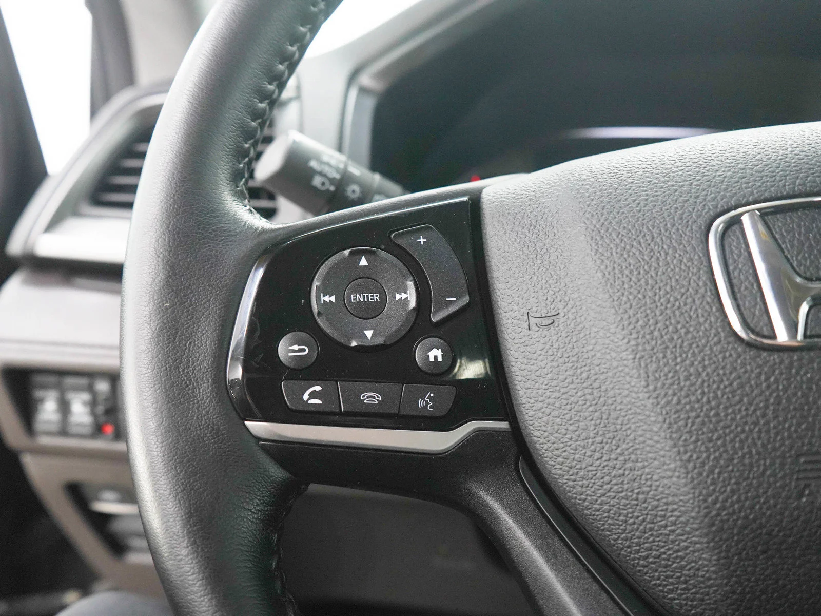 Used 2018 Pacific Pewter Metallic Honda Touring Auto image 30