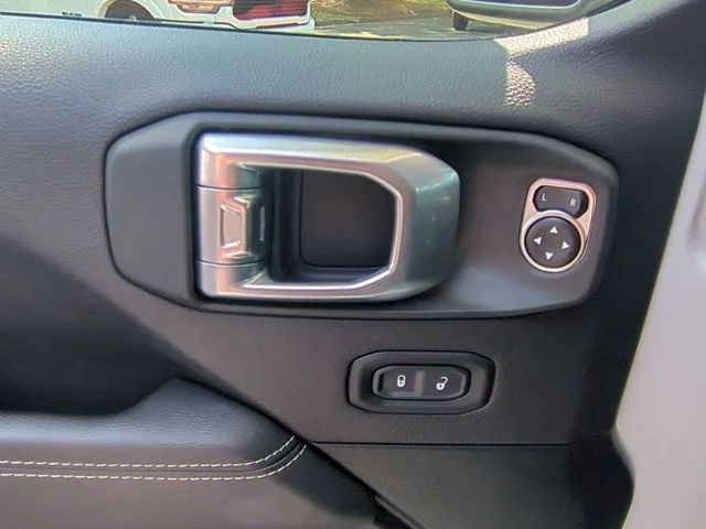 Used 2021 White Jeep Unlimited Sahara image 13