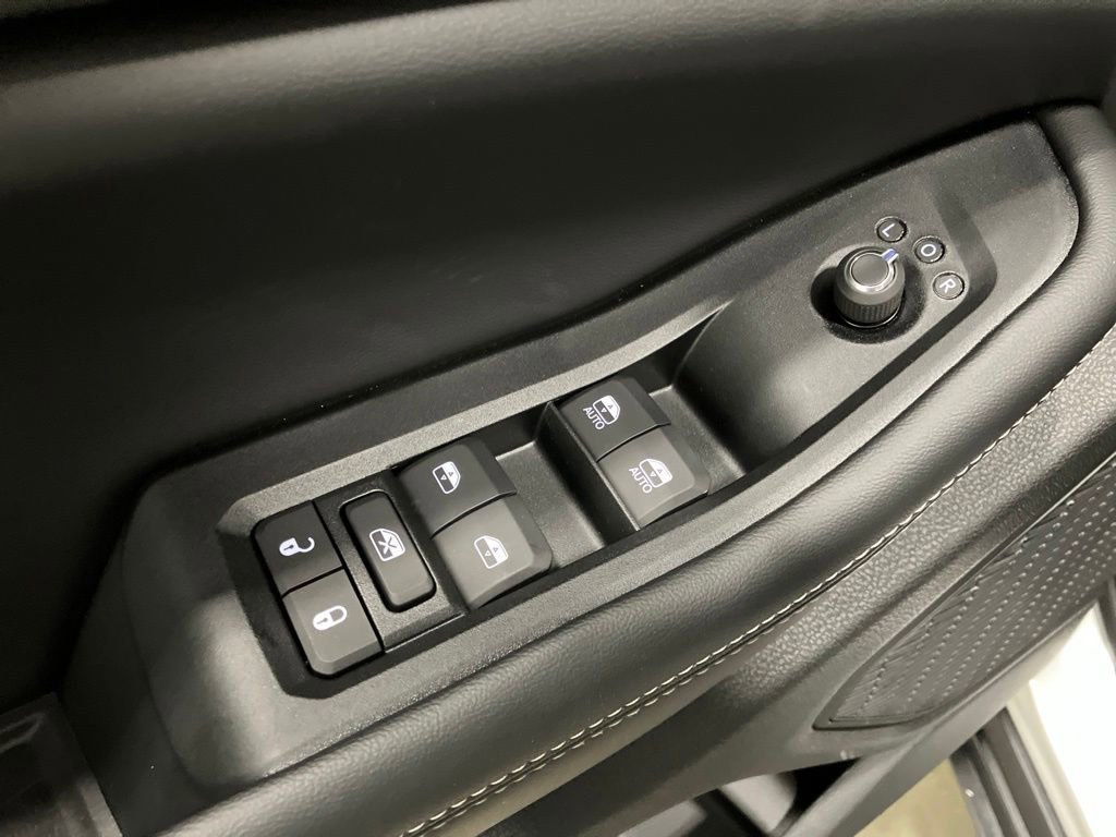 New 2026 Silver Zynith Exterior Paint Jeep Laredo X image 10