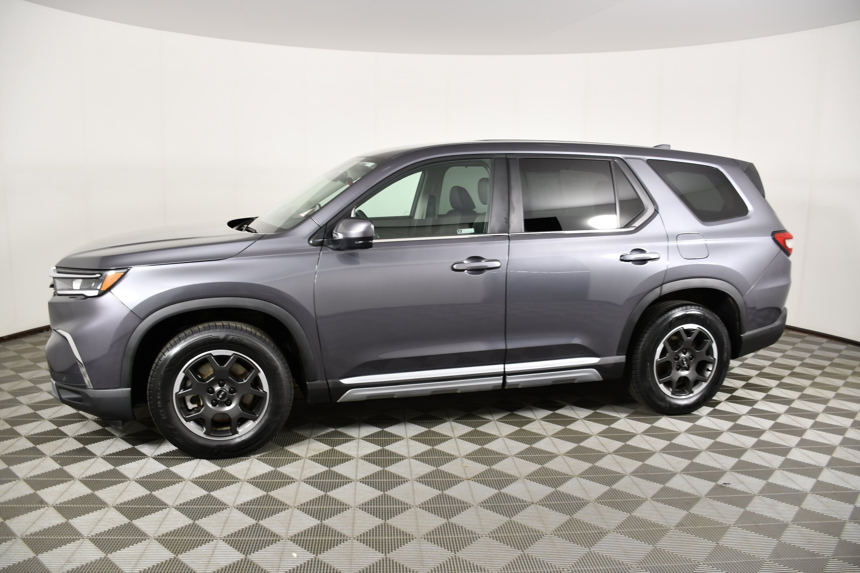 Used 2024 Modern Steel Metallic Honda EX-L 8 Passenger image 9