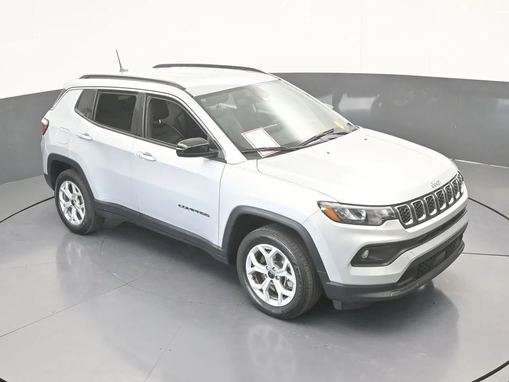 Used 2025 Silver Zynith Metallic Clearcoat Jeep Latitude image 23