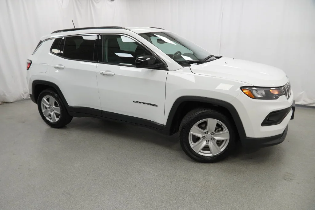 Used 2022 Bright White Clea Jeep Latitude image 13