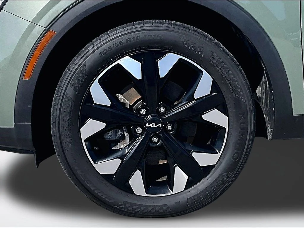 Used 2023 Green Kia X-Line image 10