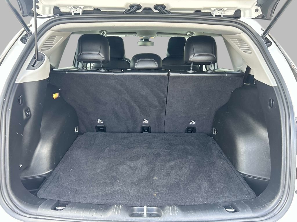 Used 2022 White Jeep Latitude image 10
