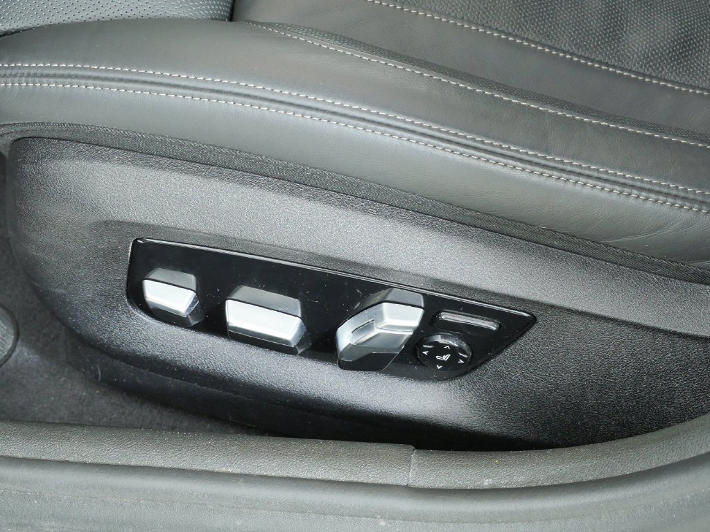 Used 2018 Black Sapphire Metallic BMW 540i xDrive image 38