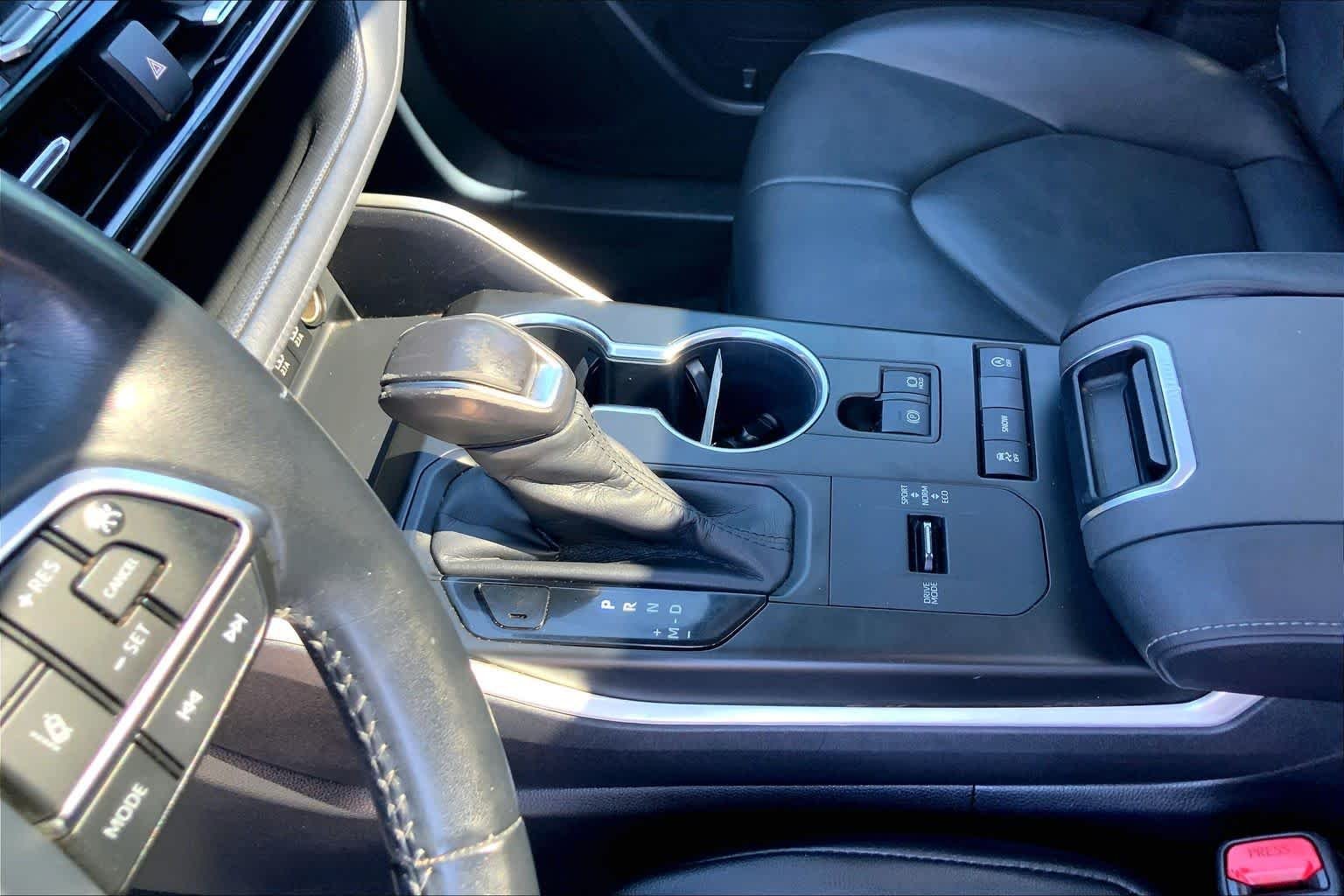Used 2020 Magnetic Gray Metallic Toyota XLE image 17