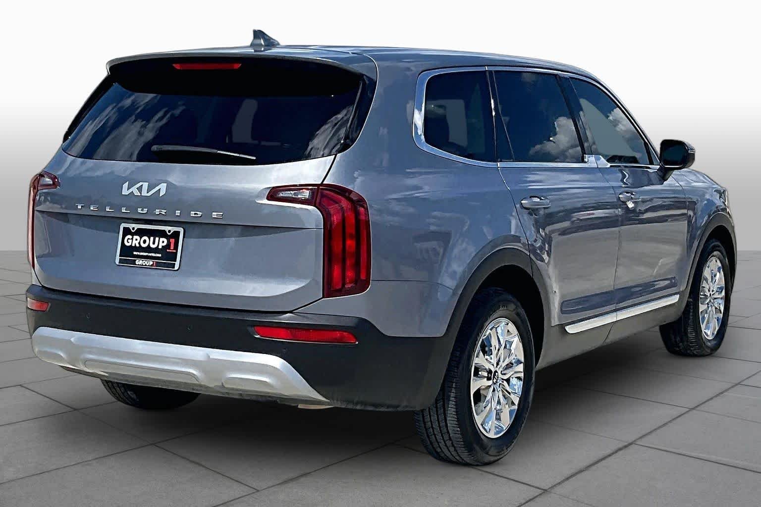 Used 2022 SILVER Kia LX image 12