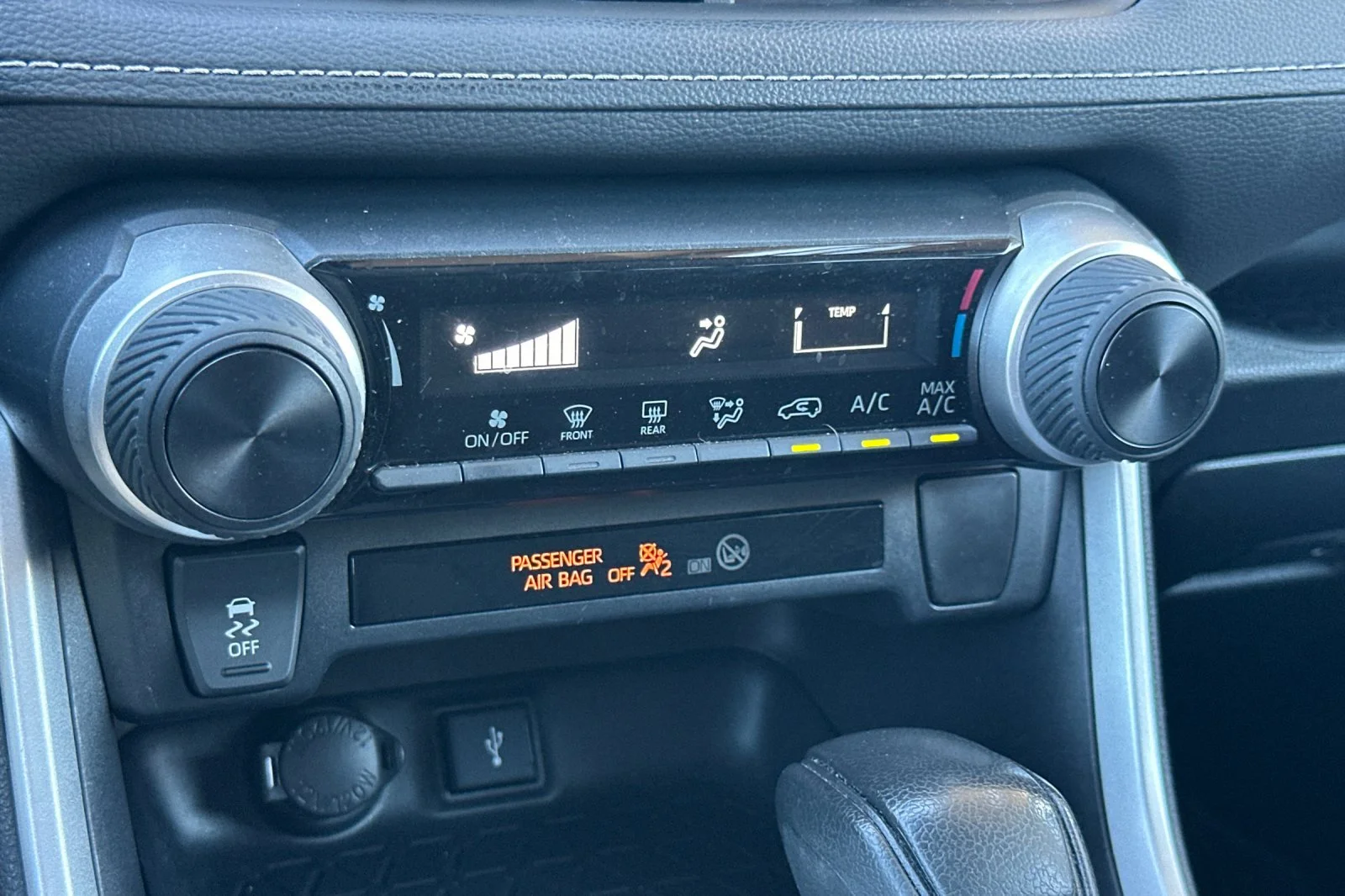 2022 Toyota RAV4 LE - Photo 26