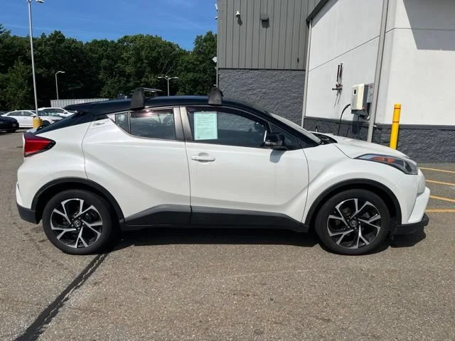 Used 2019 Blizzard Pearl w/Black Roof Toyota XLE image 2