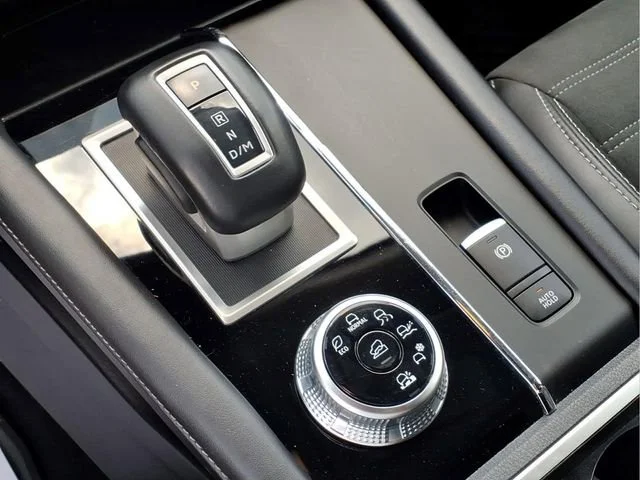 Used 2024  Mitsubishi SE image 9