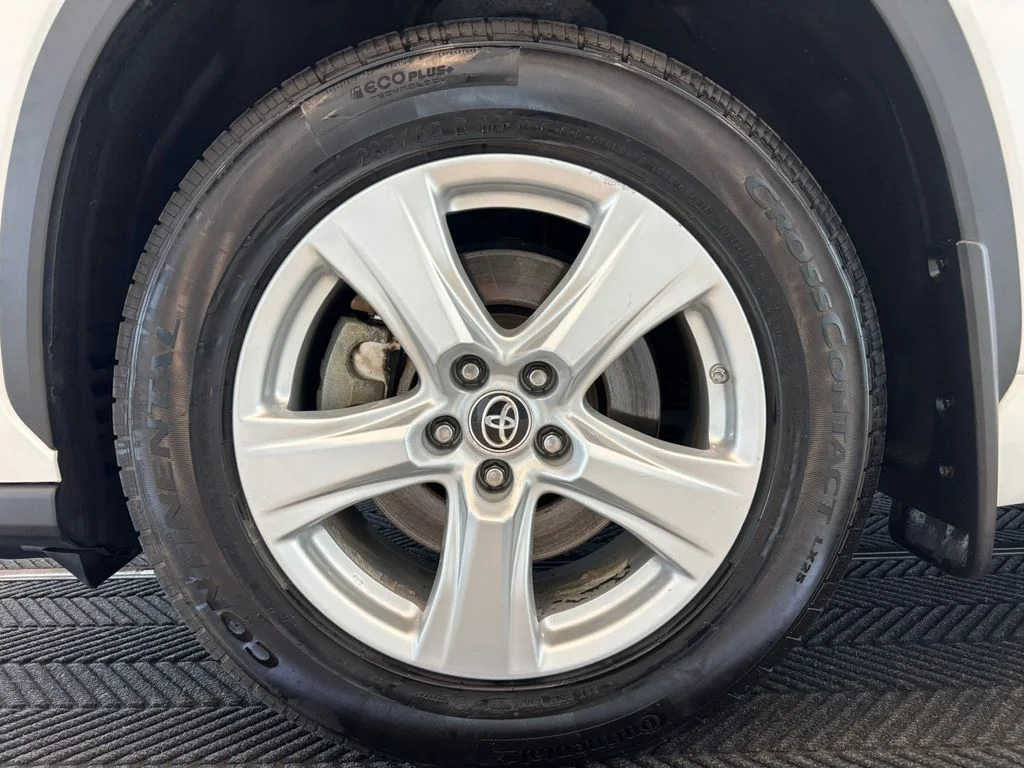Used 2021 White Toyota LE image 11