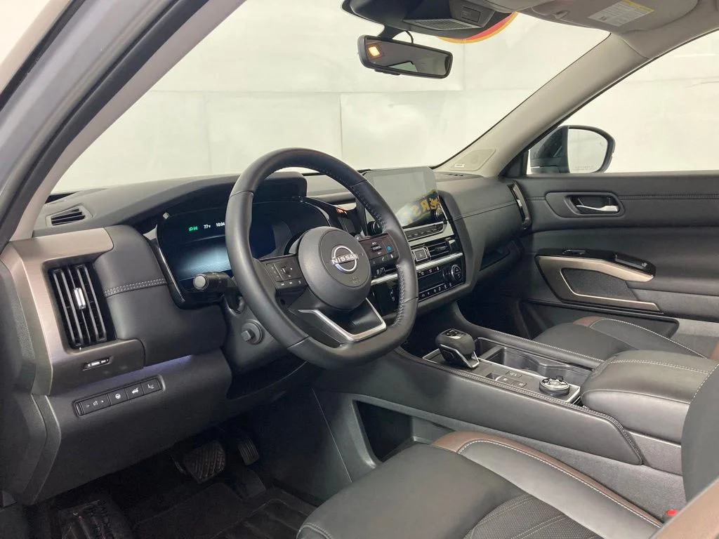 Used 2025 Gray Nissan Platinum image 15