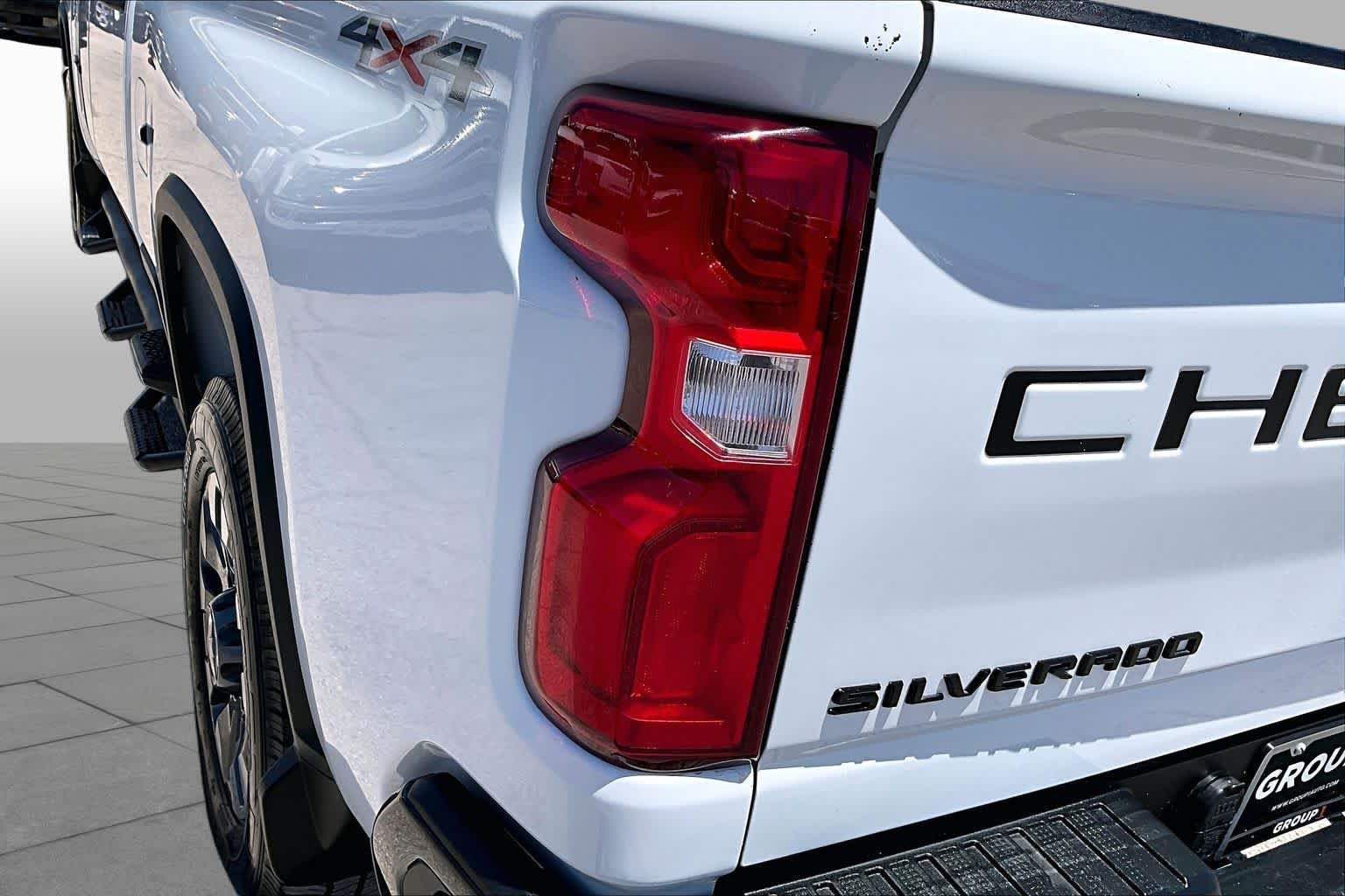 Used 2021 Summit White Chevrolet Custom image 28