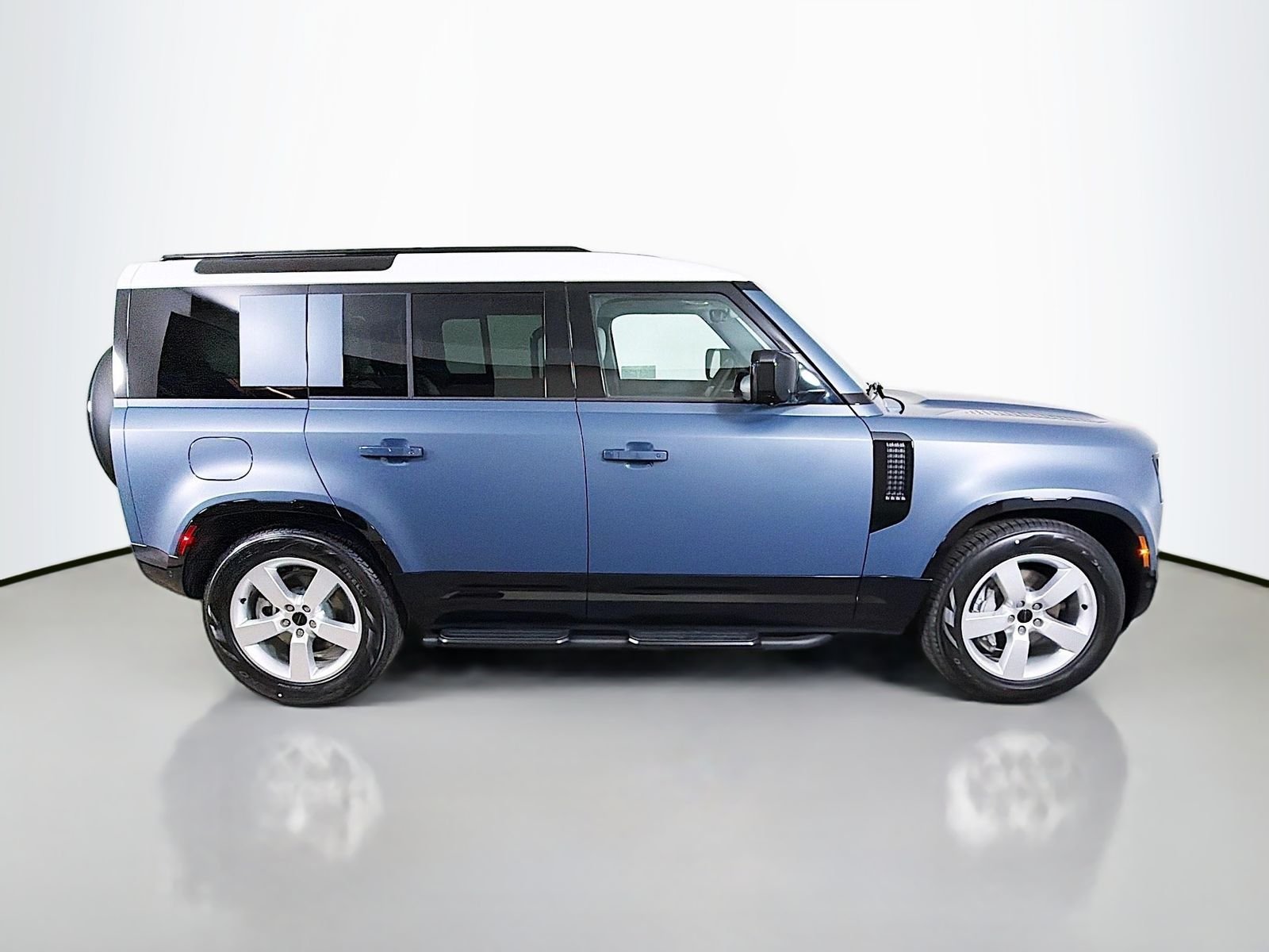 New 2026 Tasman Blue Land Rover X-Dynamic SE image 6