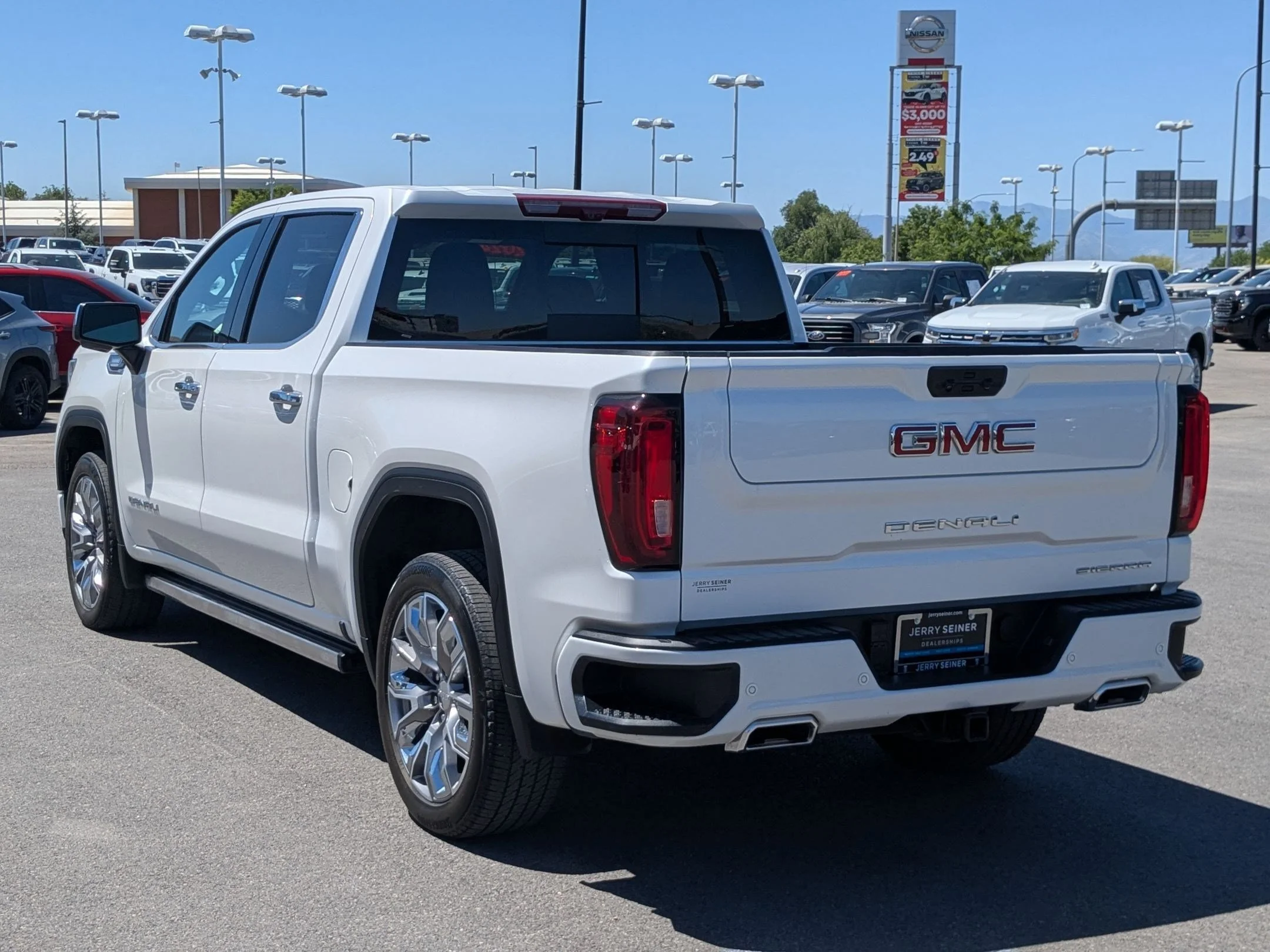 Used 2024 White Frost Tricoat GMC Denali image 4