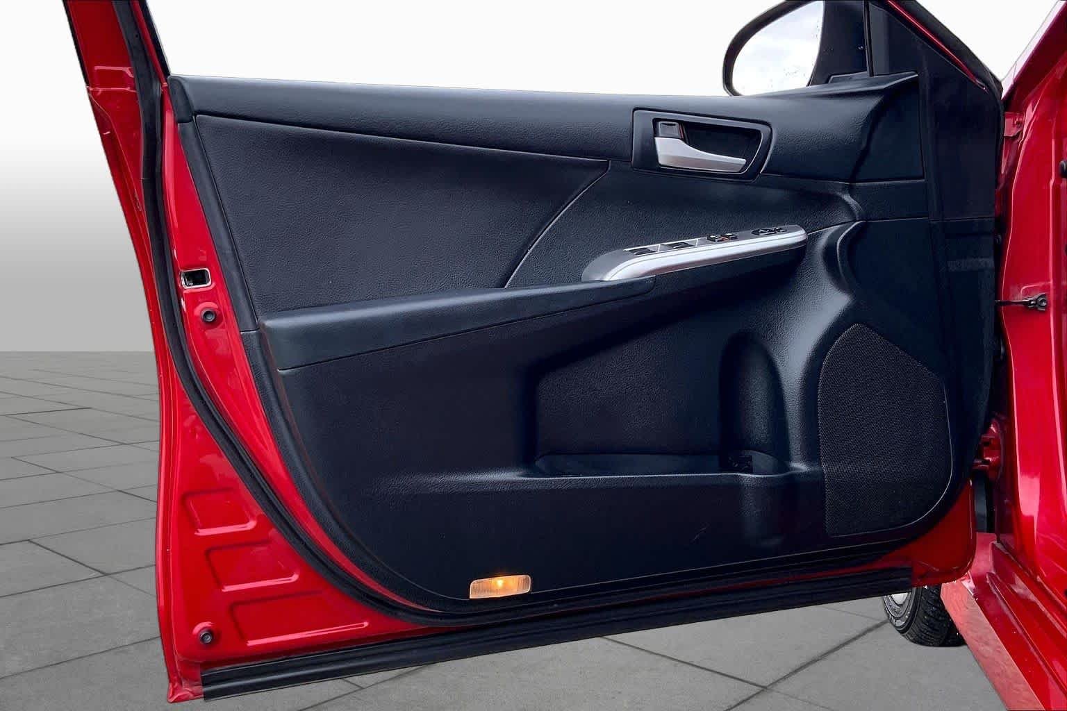 Used 2014 Barcelona Red Metallic Toyota SE image 21