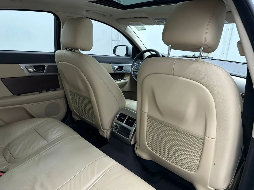 Used 2015  Jaguar 2.0T Premium image 28