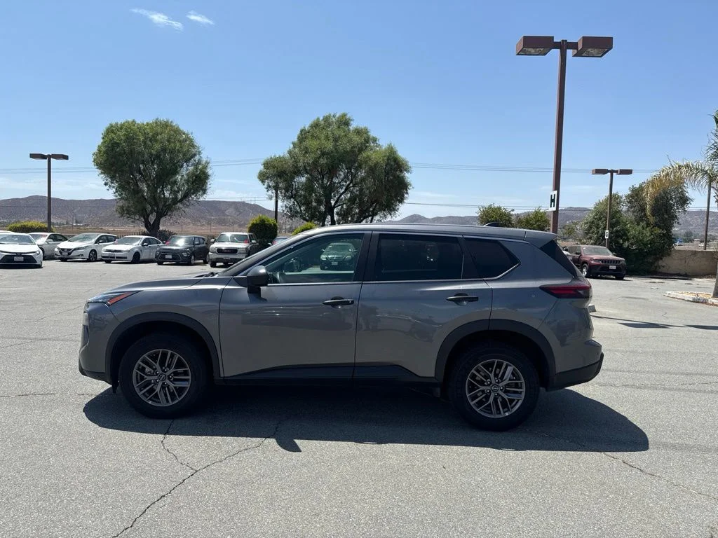 Used 2024 Gray Nissan S image 4