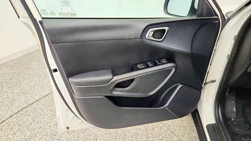 Used 2022 Snow White Pearl Kia S IVT image 10