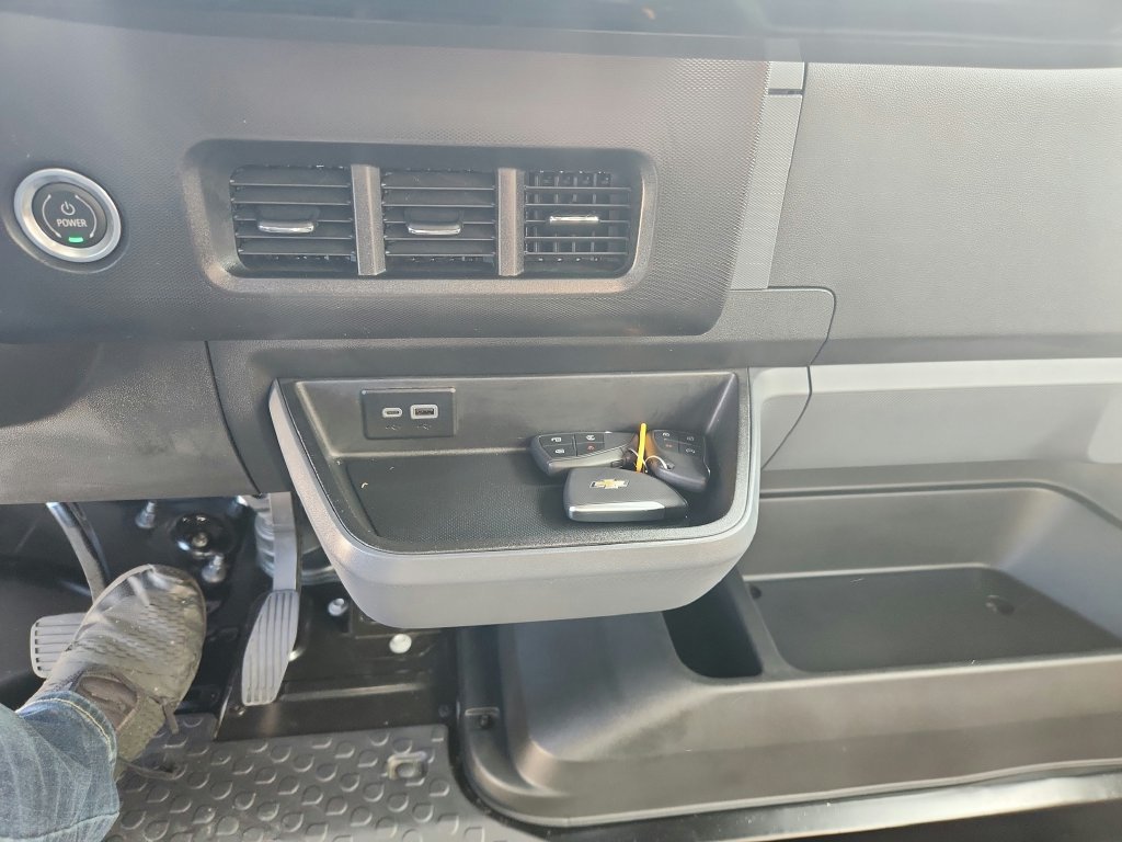 Used 2025 White Chevrolet 600 image 13