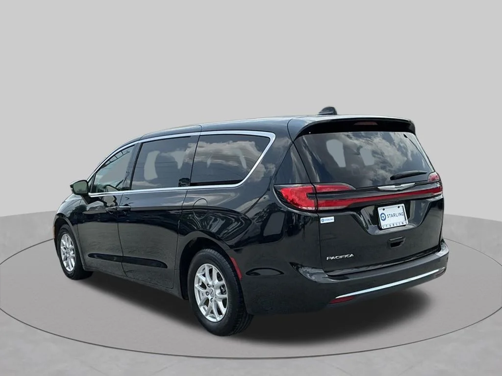 Used 2023 Black Chrysler Touring L image 7