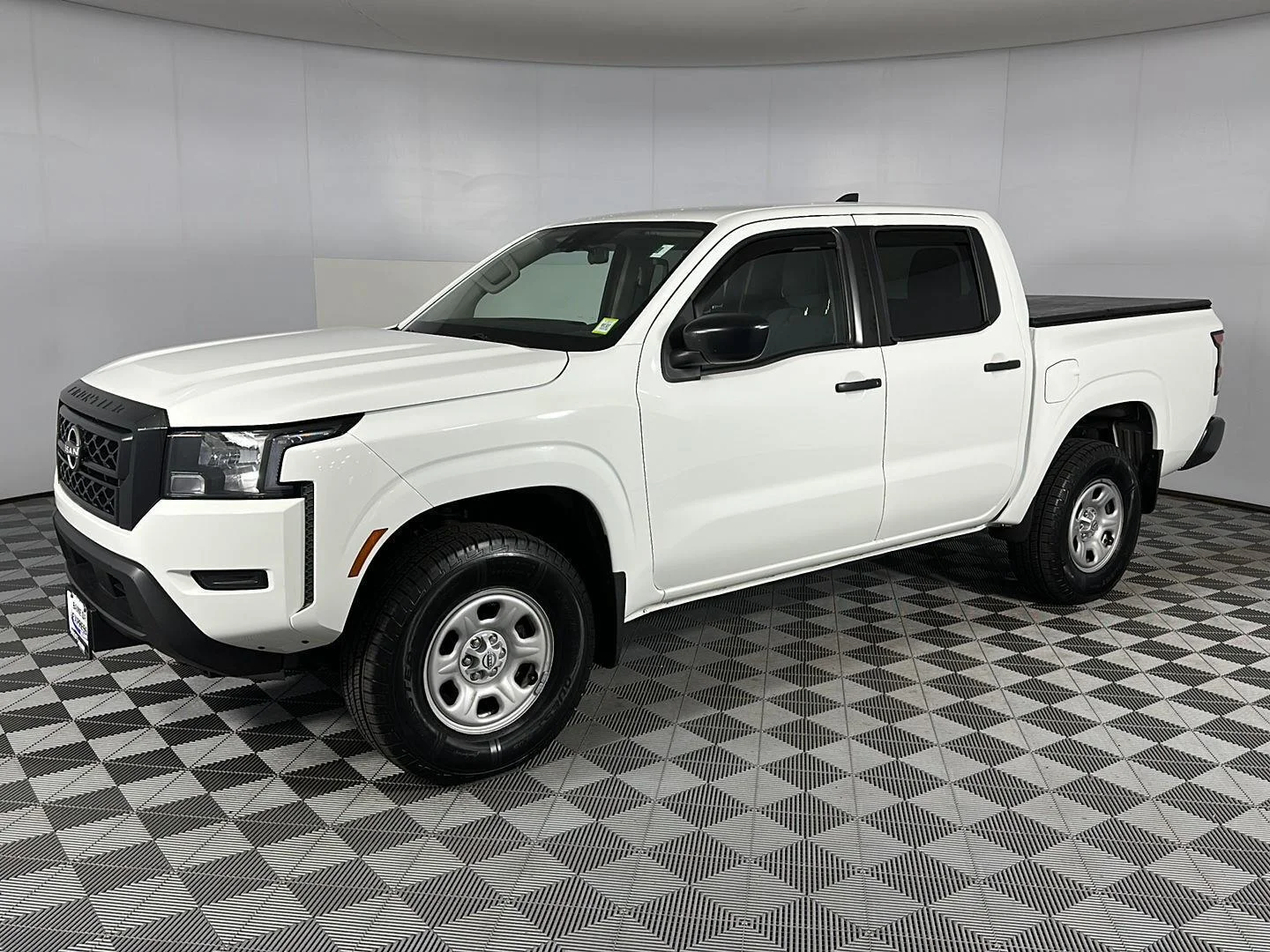Used 2022 Glacier White Nissan S image 4