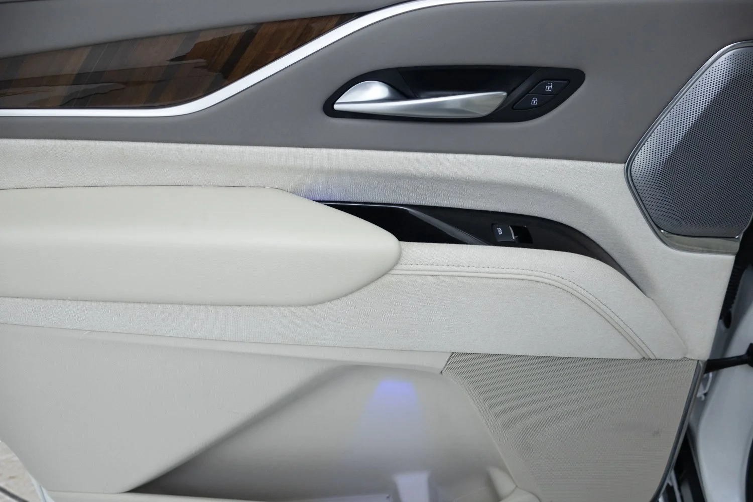 Used 2024 Crystal White Tricoat Cadillac Sport Platinum image 32