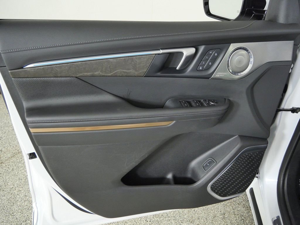 Used 2025 White Buick Avenir image 34