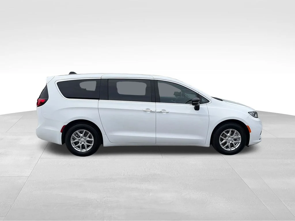 Used 2026 White Chrysler Select image 7