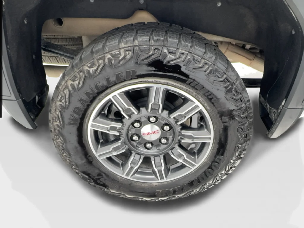Used 2025 White GMC AT4 image 20