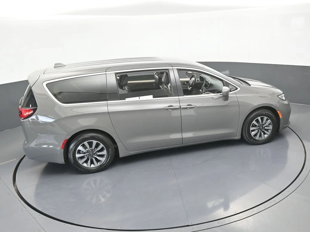Used 2022 Ceramic Gray Clearcoat Chrysler Touring L image 56
